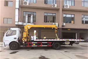 察哈尔右翼中旗附近汽车轮胎更换